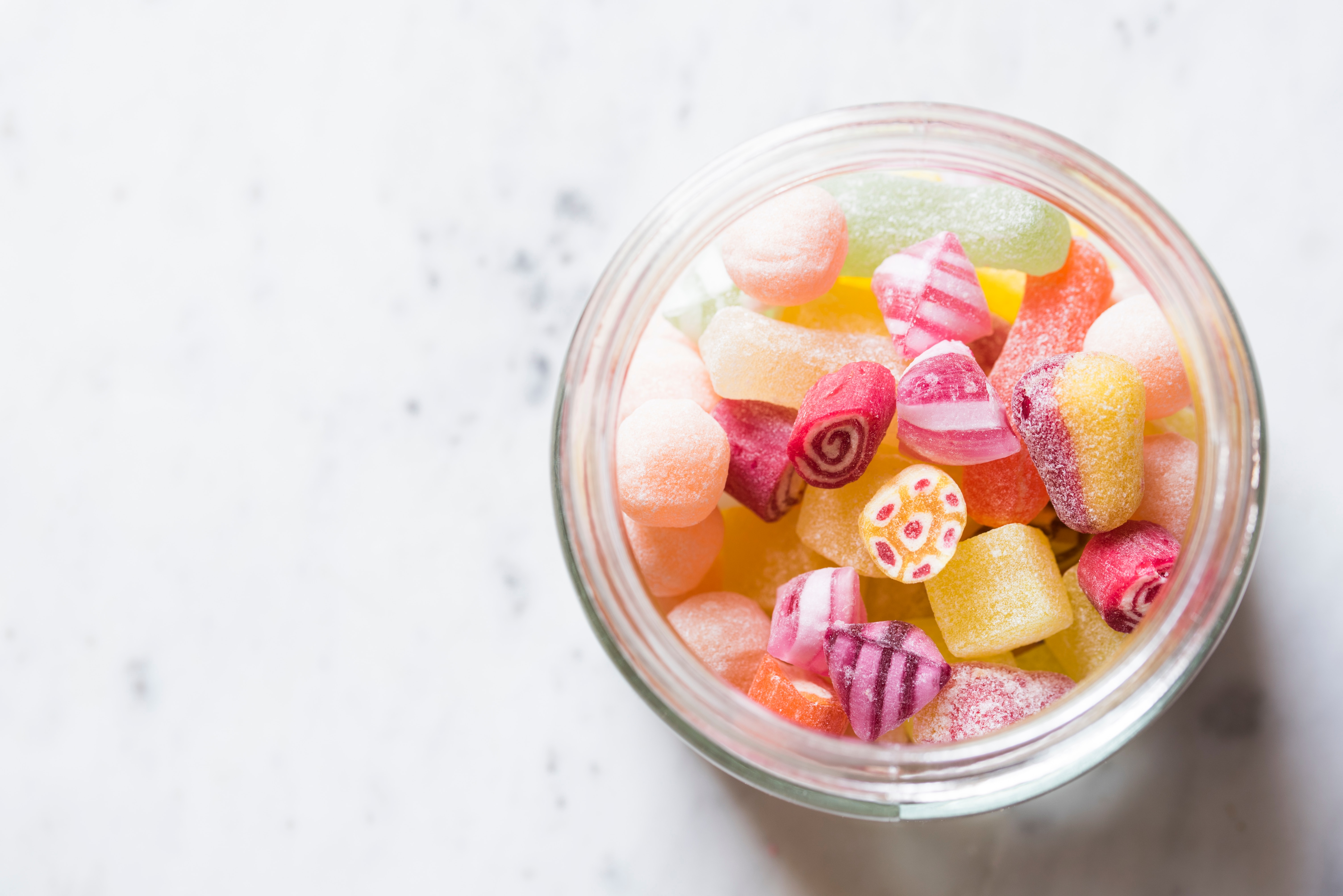 Glas mit Bonbons gefüllt