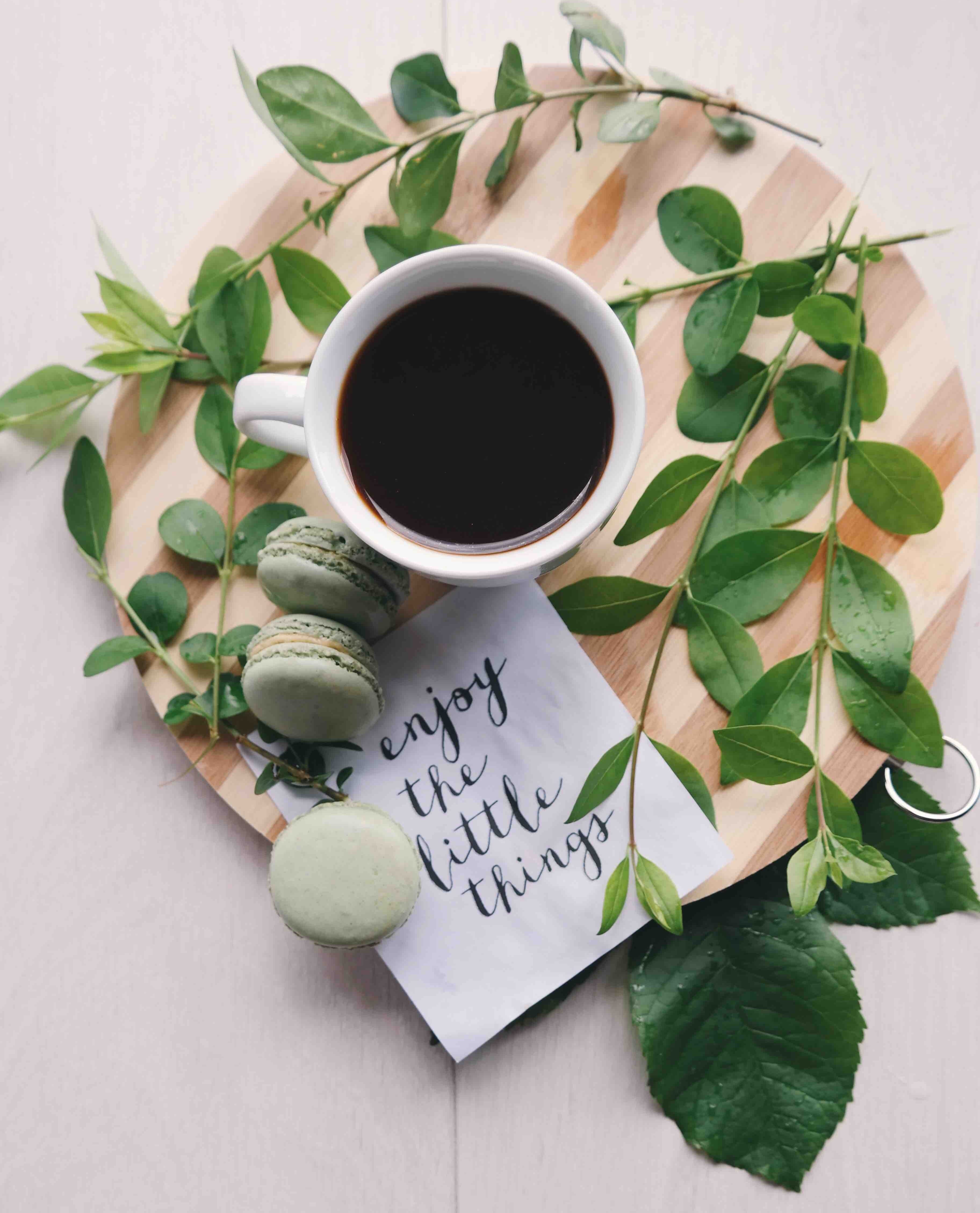 Flatlay mit Tasse, Macarons und Lettering "enjoy the little things