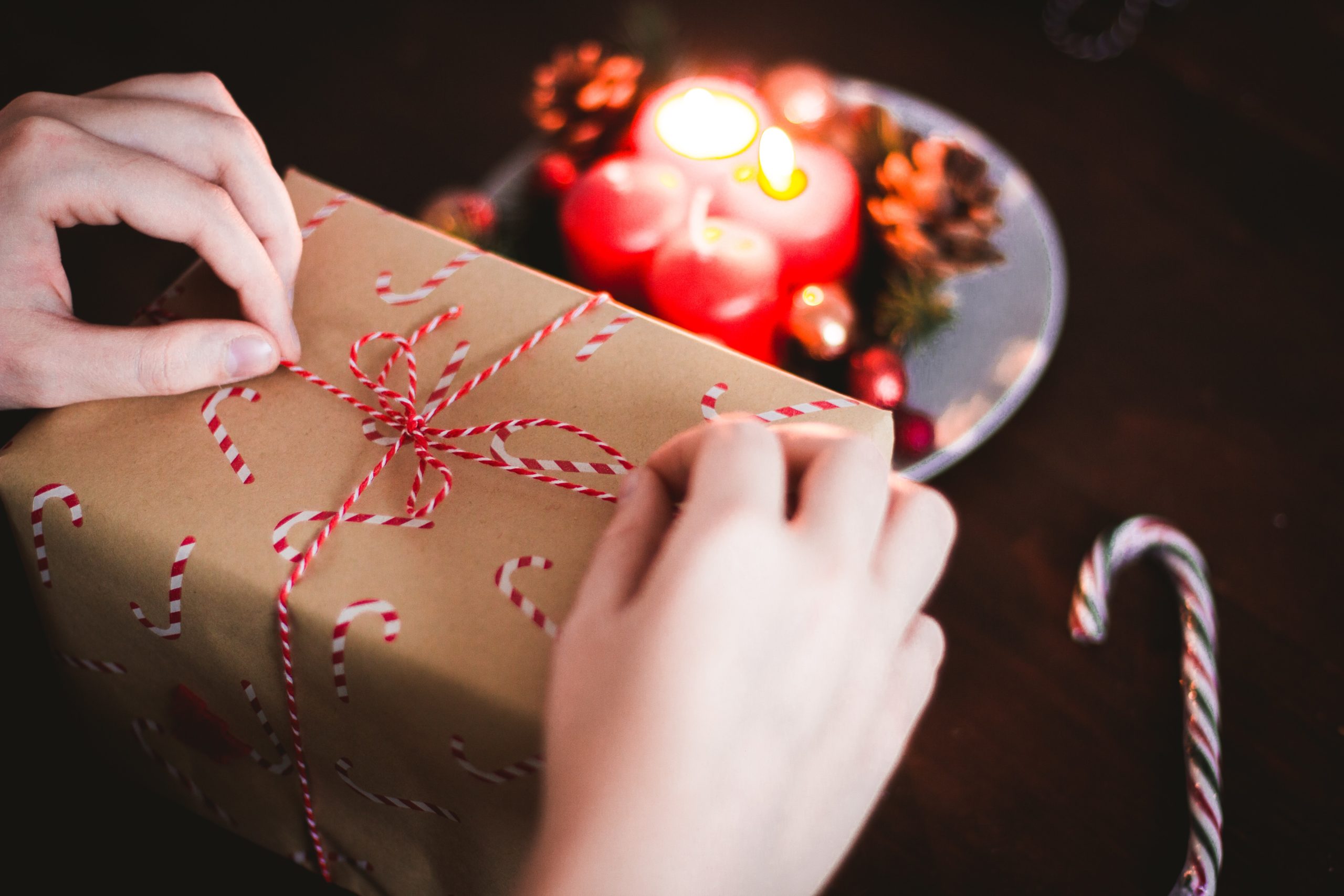 Person verpackt Geschenk